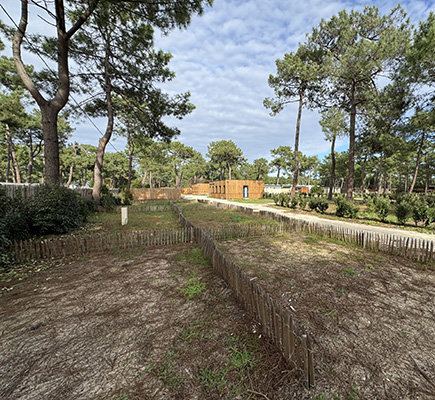 Lodges avec grandes terrasses en bois en location au camping Montacabana à Montalivet dans le Médoc