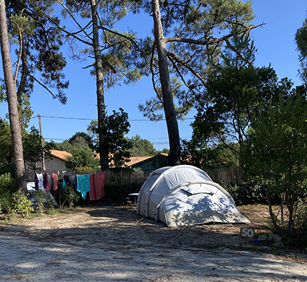 Terrasse en bois d’un lodge en location au camping Montacabana en Gironde dans le Médoc