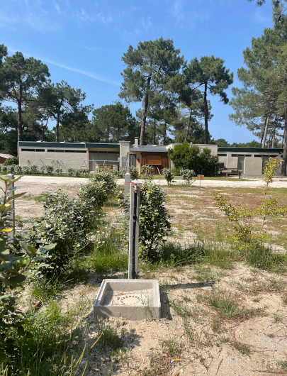 Instalaciones sanitarias de las parcelas Gran confort para tienda del camping Montacabana en Montalivet en Gironde