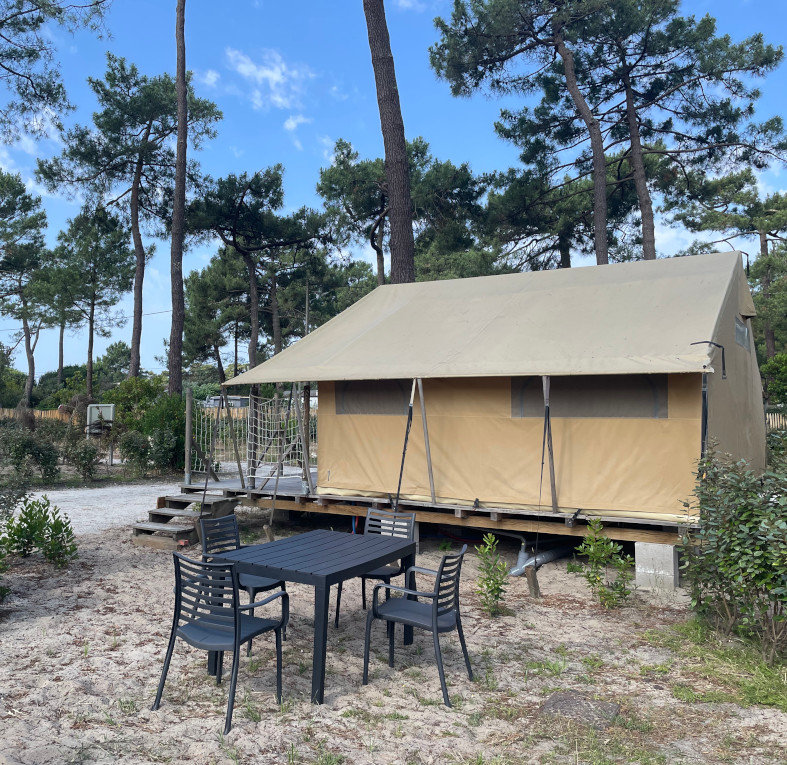 Alojamiento inusual en Gironda en el camping Montacabana en Montalivet. Tienda Lodge equipada con una terraza de madera de 42 m² sobre pilotes