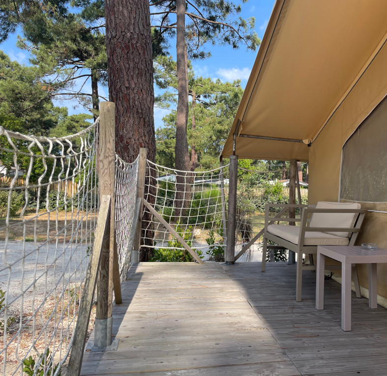 Alojamiento inusual en Gironda en el camping Montacabana en Montalivet. Tienda Lodge equipada con una terraza de madera de 42 m² sobre pilotes