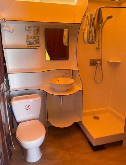 Sanitaires de la tienda lodge. Hébergement insolite en Gironde au camping Montacabana à Montalivet