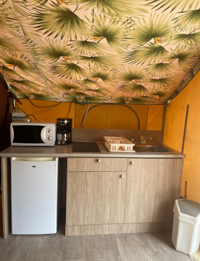 Área de cocina de la tienda lodge con instalaciones sanitarias. Alojamiento inusual en Gironda en el camping Montacabana en Montalivet