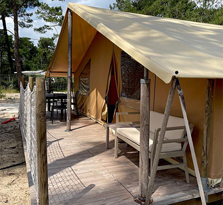 Terrasse en bois d’un lodge en location au camping Montacabana en Gironde dans le Médoc