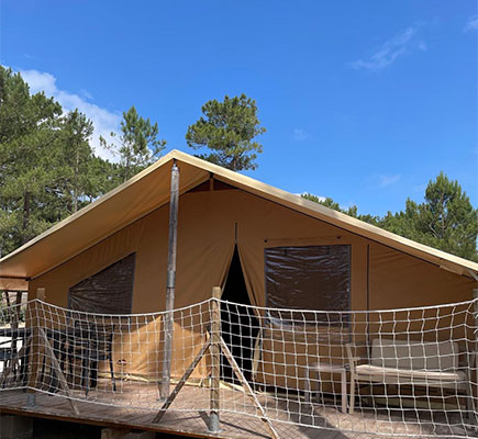 Lodges avec grandes terrasses en bois en location au camping Montacabana à Montalivet dans le Médoc