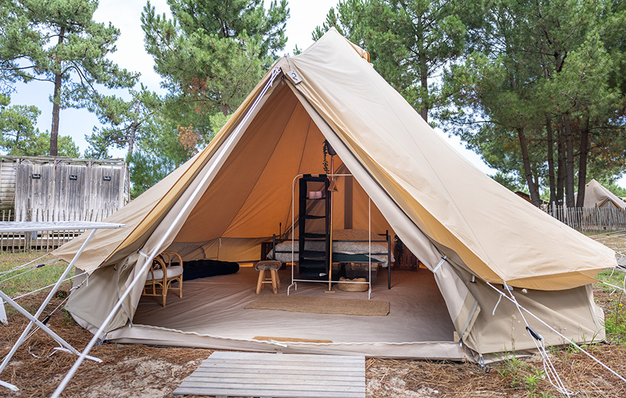 Lodges équipées de grandes terrasses en bois