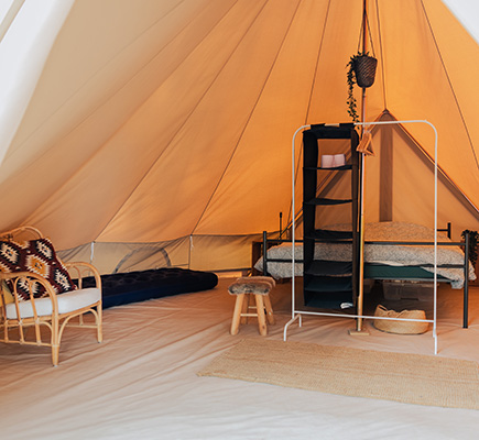 Lodges avec grandes terrasses en bois en location au camping Montacabana à Montalivet dans le Médoc